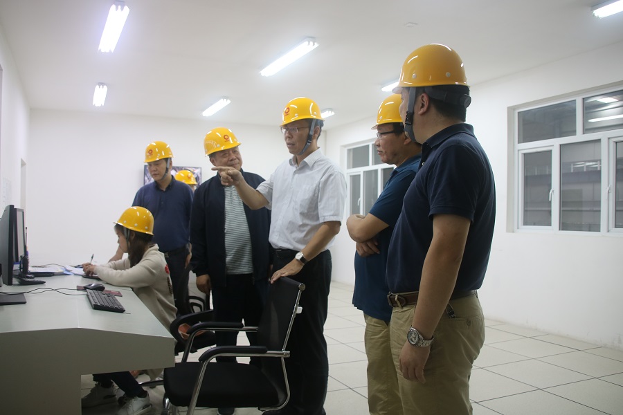 Hu Yeming, President of Sinoma Energy Conservation Co., Ltd., and his entourage inspected the company’s work safety
